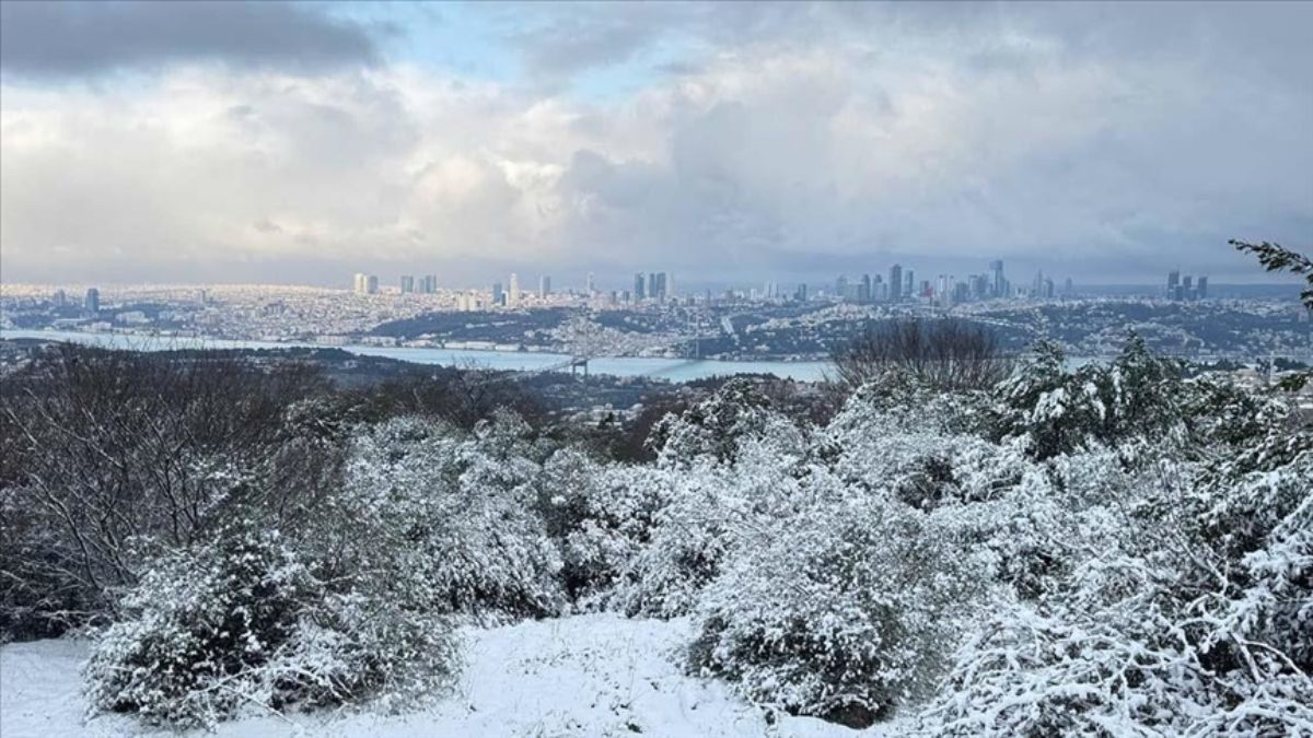 İstanbul’a beklenen kar yağışı geldi: AKOM ve Valilikten yeni uyarı