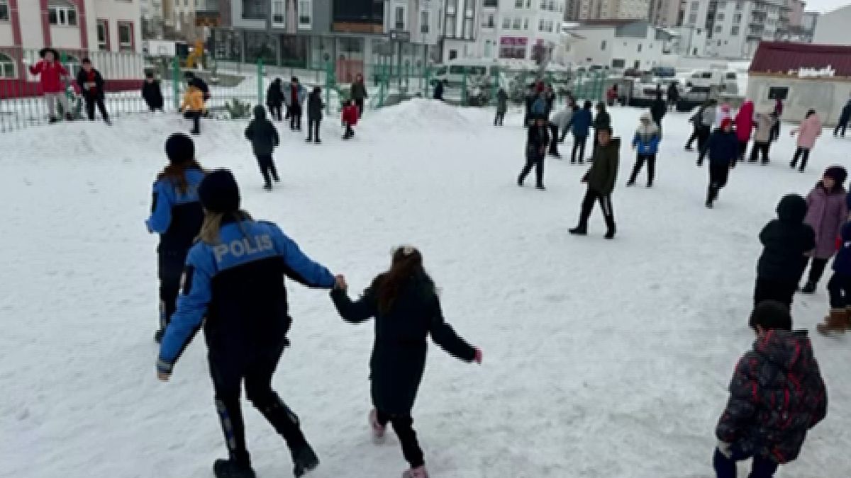 Nevşehir'de polisler ile öğrenciler kartopu oynadı