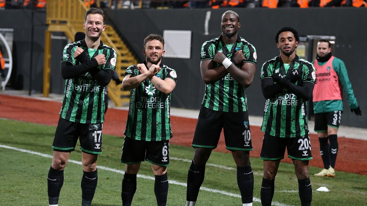 Kocaelispor, Manisa FK karşısında iki golle güldü