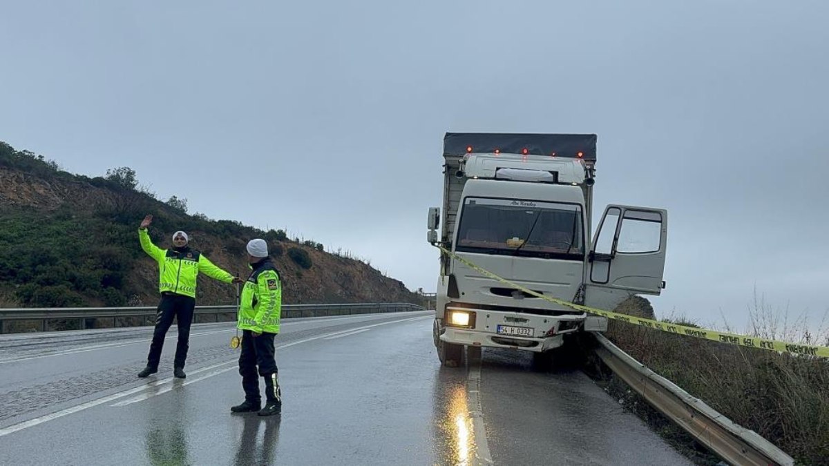 Bursa'da uçurumdan düştüğünü zanneden sürücü kamyondan atladı