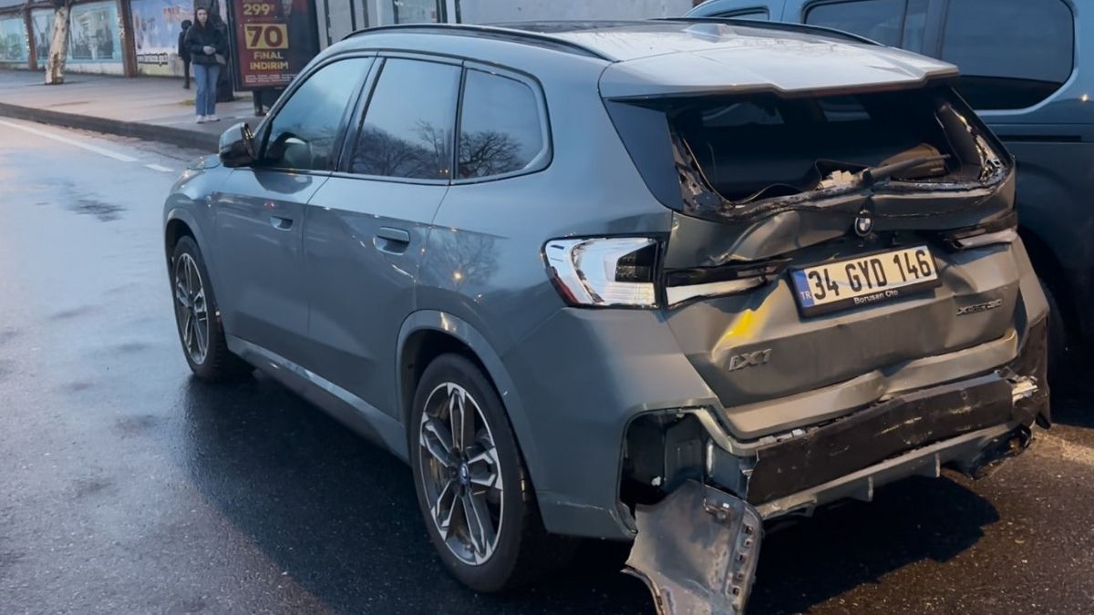 Şişli’de kırmızı ışıkta duramayan İETT otobüsü öndeki cipe çarptı: 2 yaralı