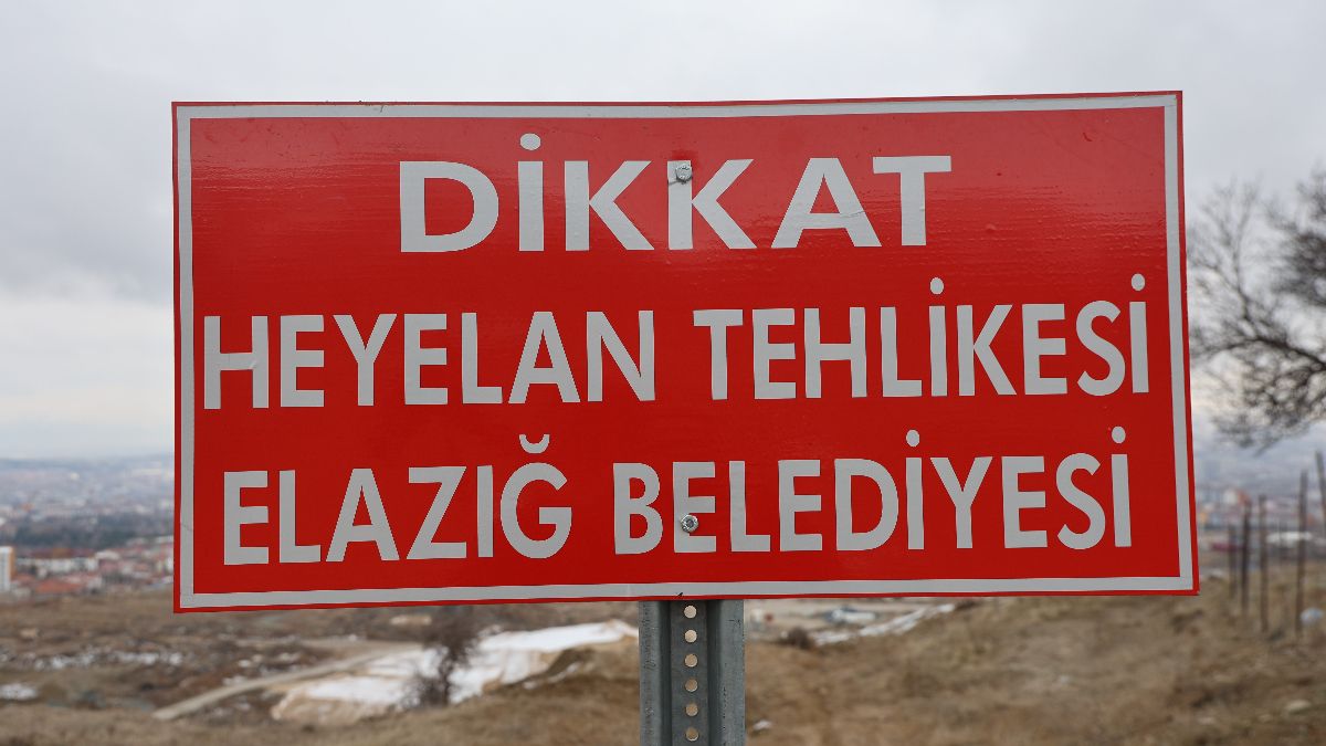 Elazığ'da 35 kabrin bulunduğu mezarlıkta heyelan: Cenazeler taşındı