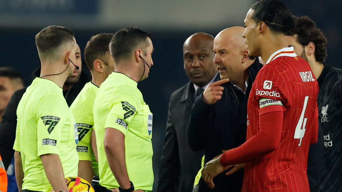 Hakem Michael Oliver'ın Arne Slot'a gösterdiği kırmızı kart olay oldu
