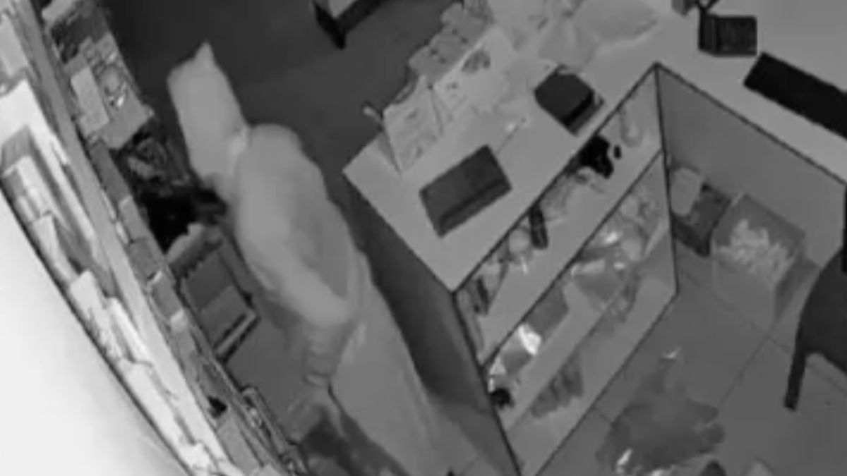 Diyarbakır'da kadın kıyafeti giyen hırsız kameraya yakalandı