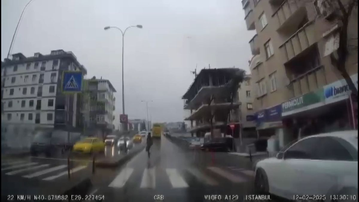 İstanbul'da otobüse yetişmek için ilginç bir yönteme başvurdu