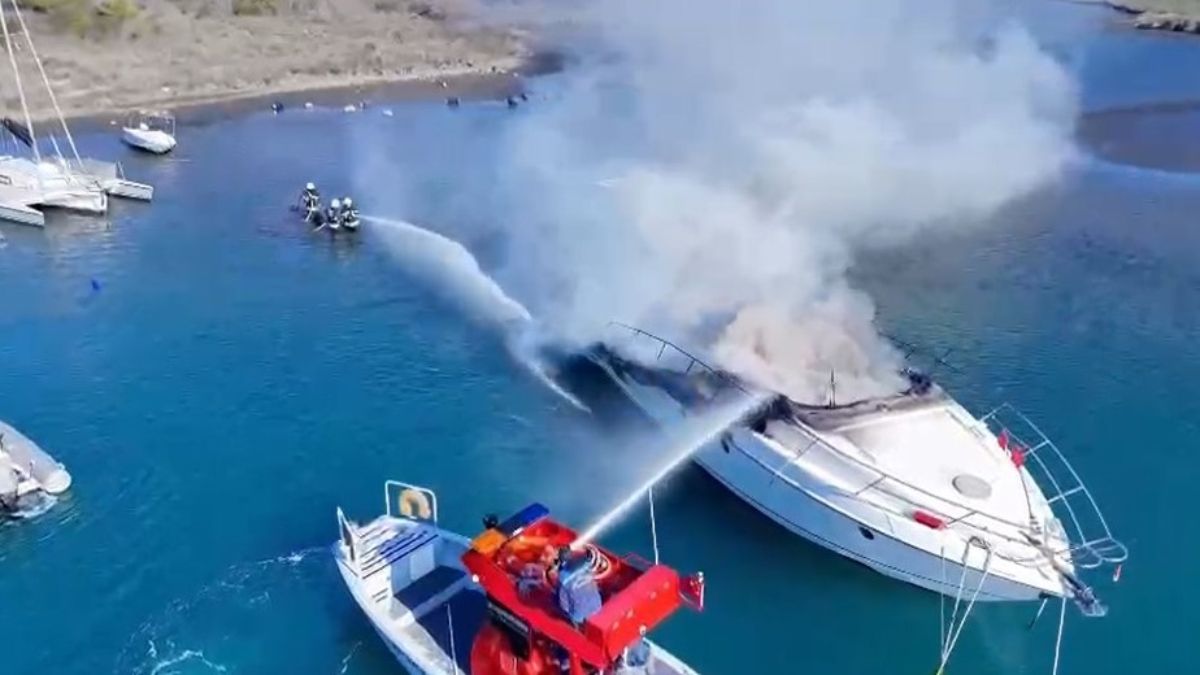 Muğla'da lüks motoryat alevlere teslim oldu