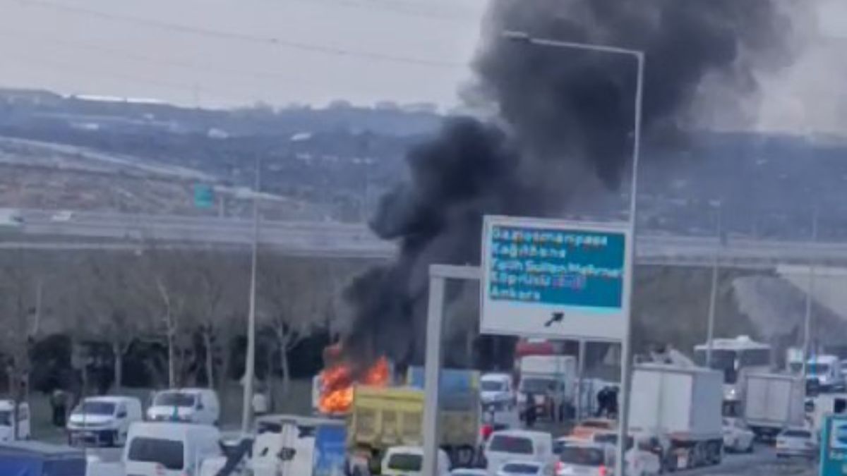 İstanbul'da seyir halindeki kamyonette yangın