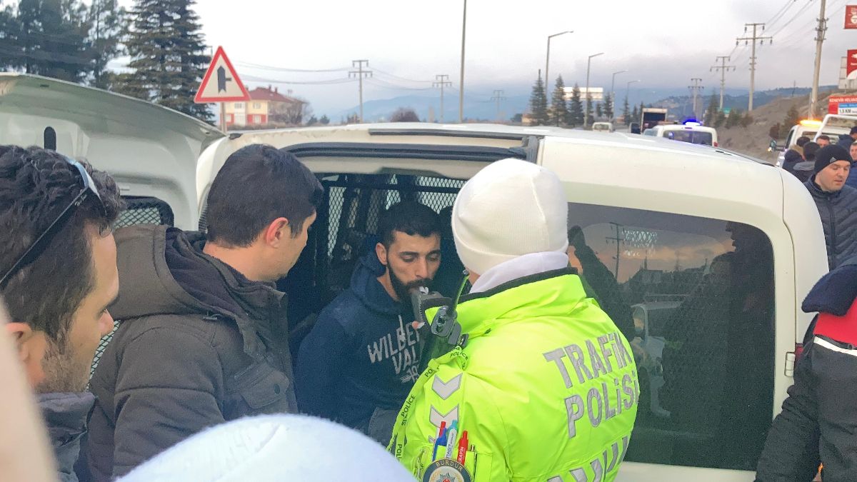 Burdur'da polisi peşine takan suç makinası 4 aracı hurdaya çevirdi