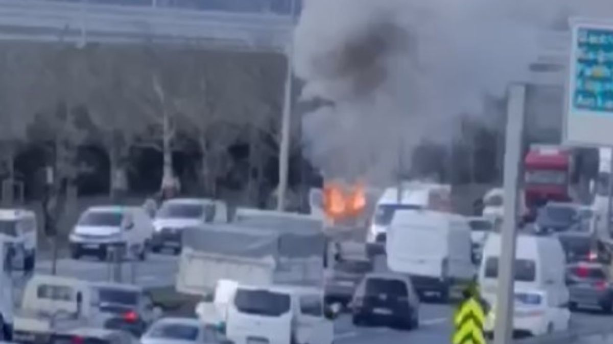İstanbul’da bir kamyonet alevlere teslim oldu: Yangın kontrol altına alındı