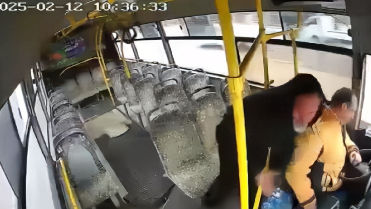 Kocaeli'de şoförün bayıldığı özel halk otobüsünü yolcu durdurmaya çalıştı