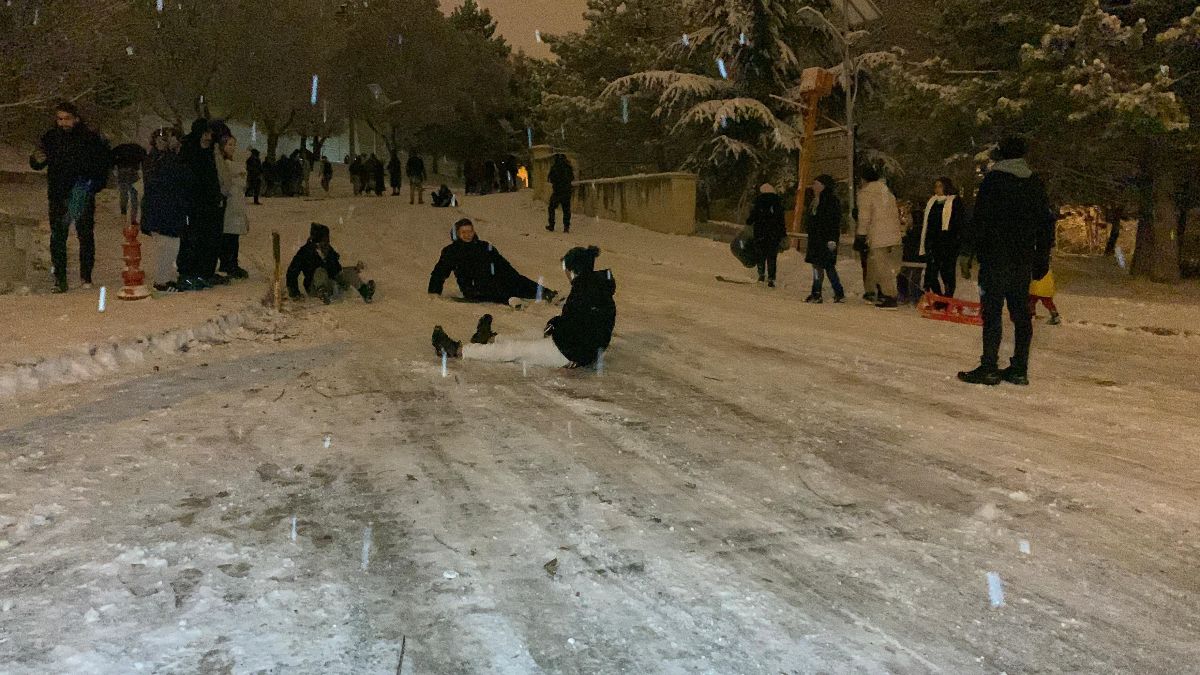 Karaman’da vatandaşların kar keyfi: Poşetlerle ve sinilerle kayarak eğlendiler