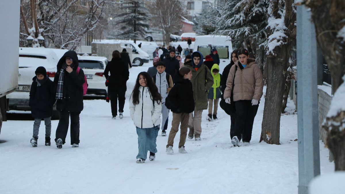Van'da okullara kar engeli