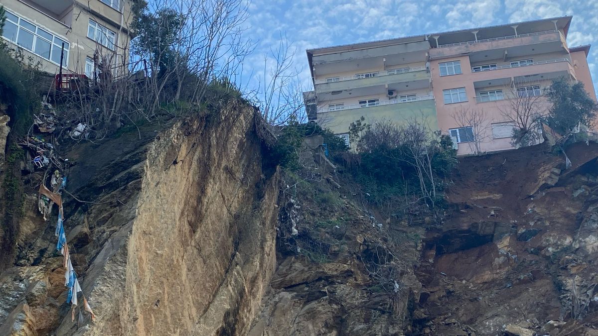 İstanbul'da yaşanan toprak kayması günün ilk ışıklarında böyle görüntülendi