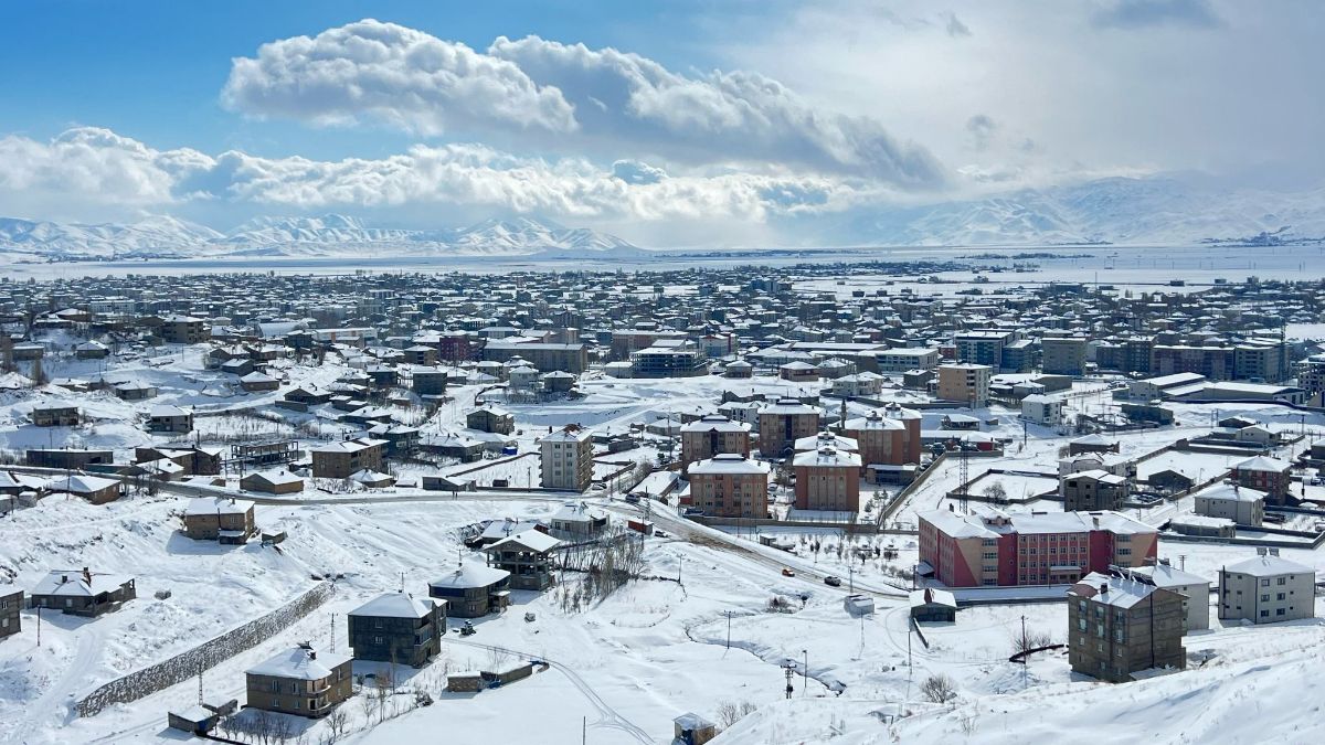 Hakkari'de 284 yerleşim yeri kardan kapandı