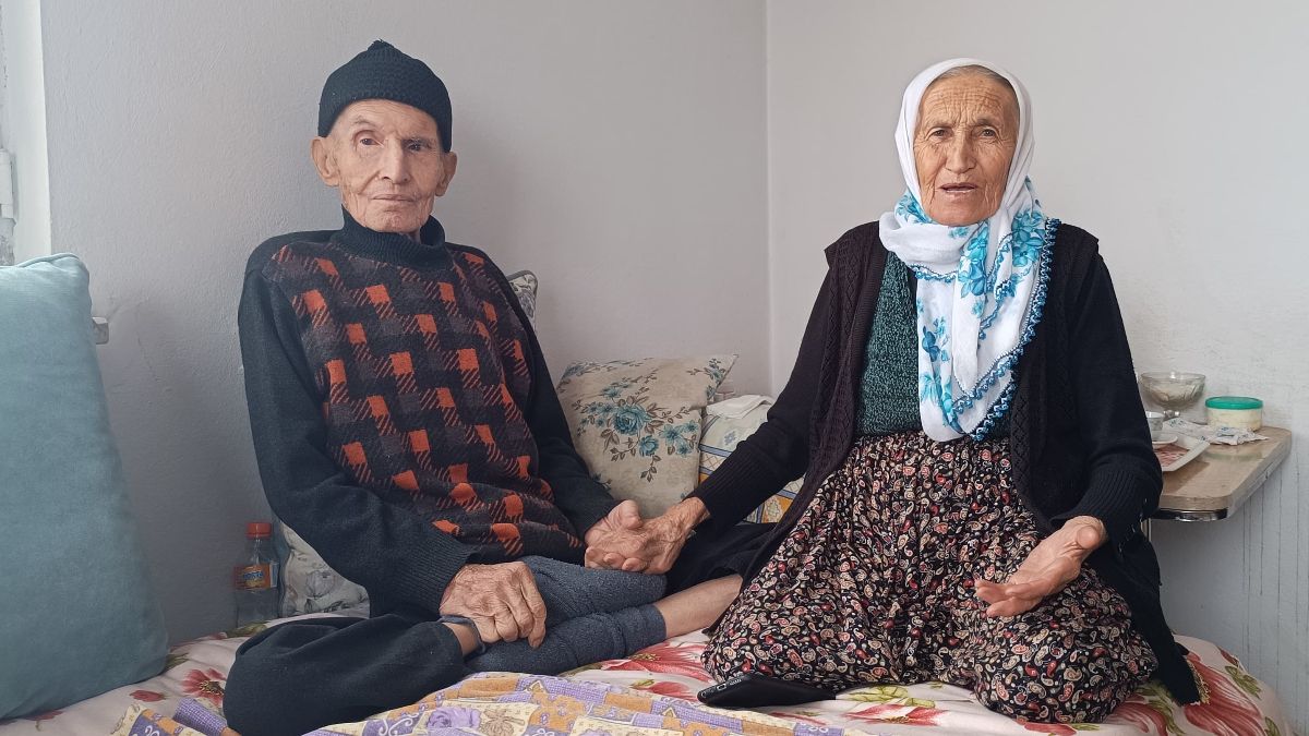 Kayseri'de belden aşağısı felç kocasına 60 yıldır sevgiyle bakıyor