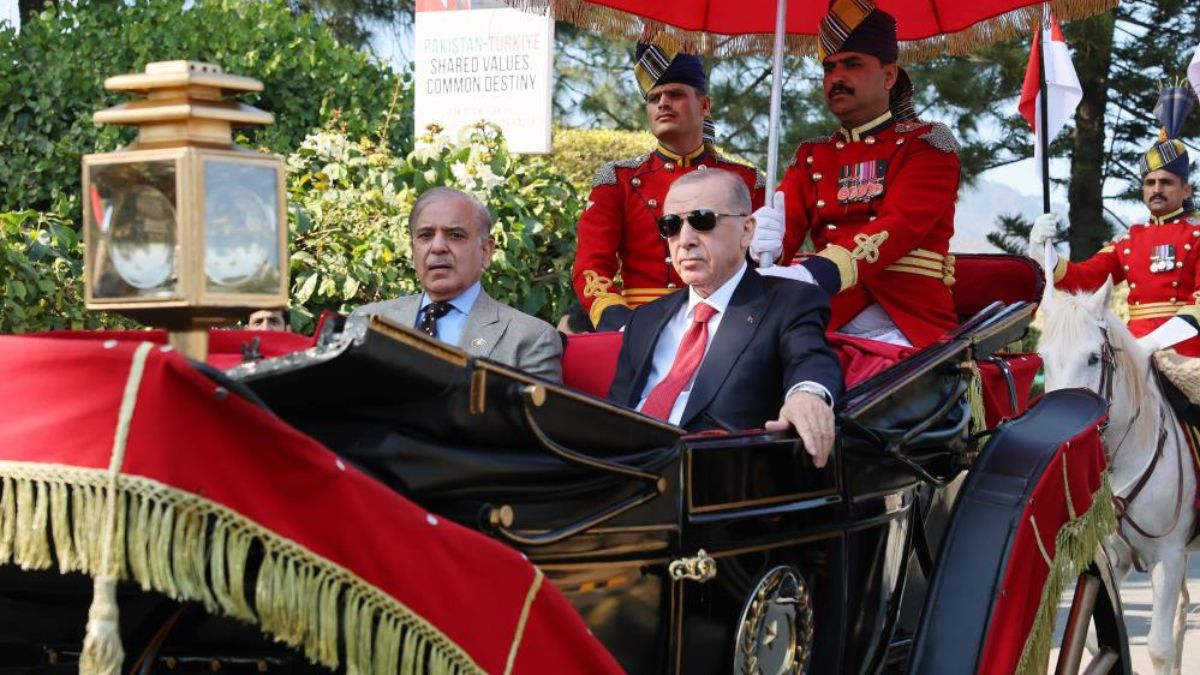 Cumhurbaşkanı Erdoğan Pakistan’da resmi yemeğe faytonla gitti