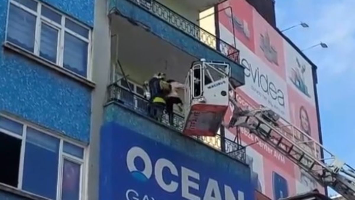 Kocaeli'de yangın: Mahsur kalan 2 kadını itfaiye kurtardı