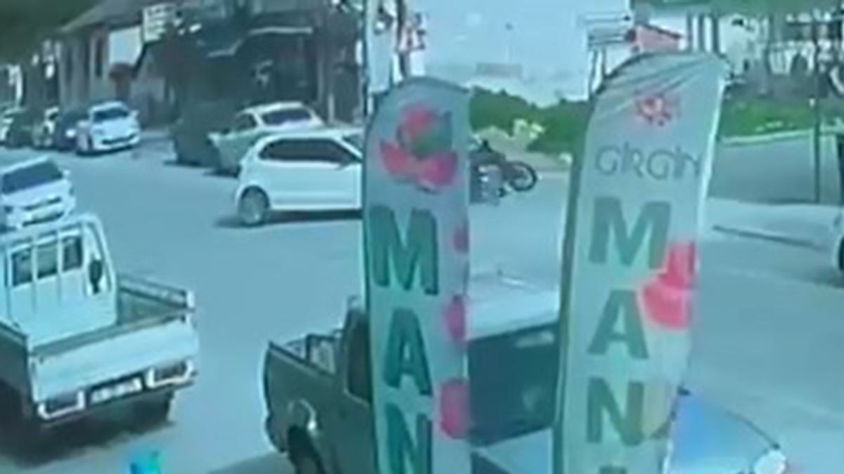 Bursa’da otomobille çarpışan motosikletli yaralandı