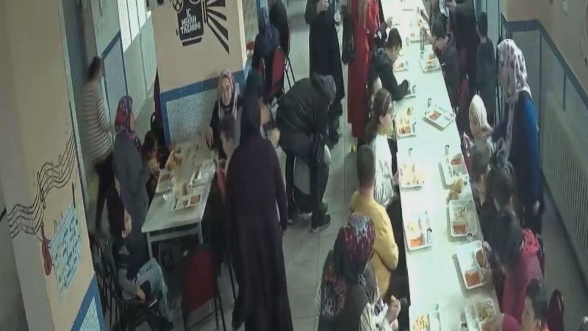 Kütahya’da down sendromlu öğrencinin hayatını nöbetçi öğretmen kurtardı Kütahya’da down sendromlu öğrencinin hayatını nöbetçi öğretmen kurtardı