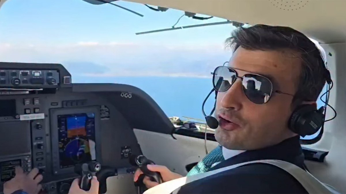 Selçuk Bayraktar, Piaggio P180'nin pilot koltuğuna oturdu