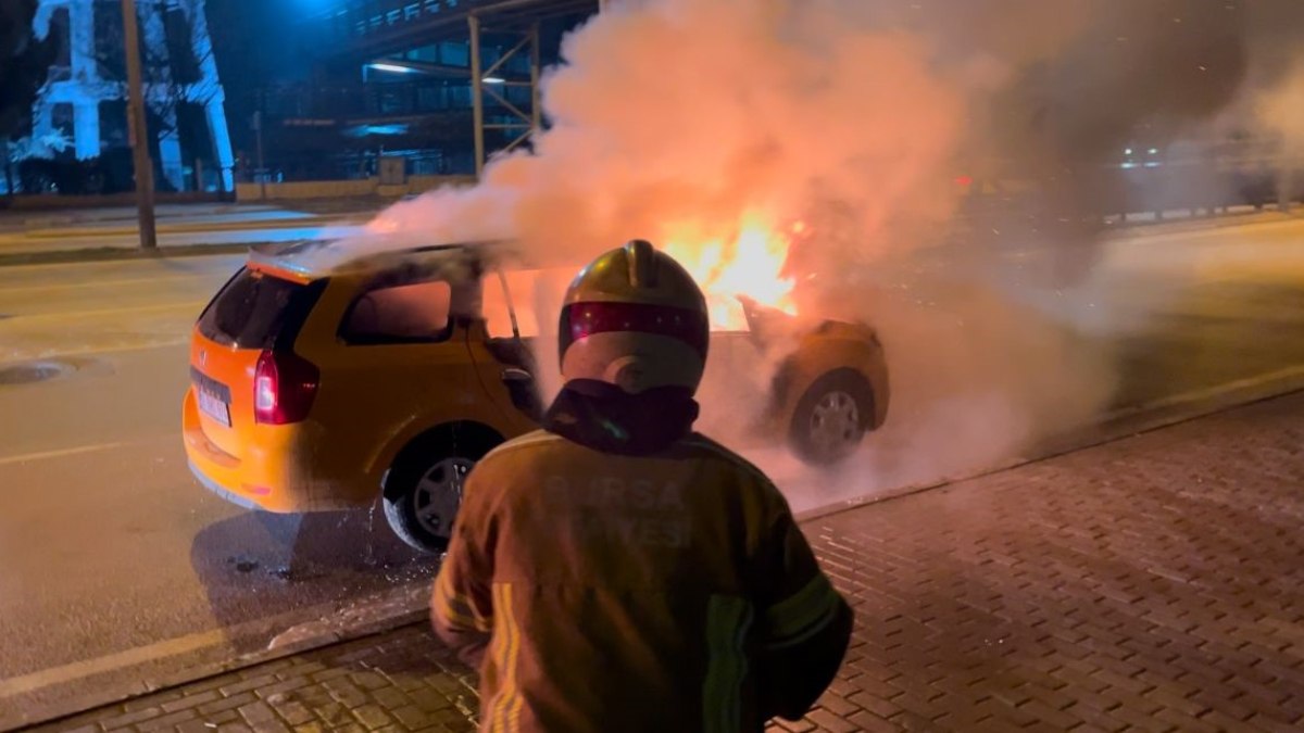 Bursa'da seyir halinde bir anda alev alan araç kullanılamaz hale geldi