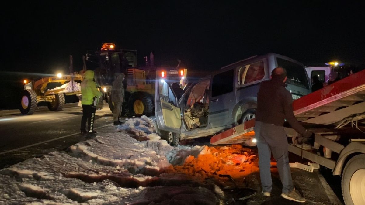 Kayseri'de iş makinesi hafif ticari araçla çarpıştı