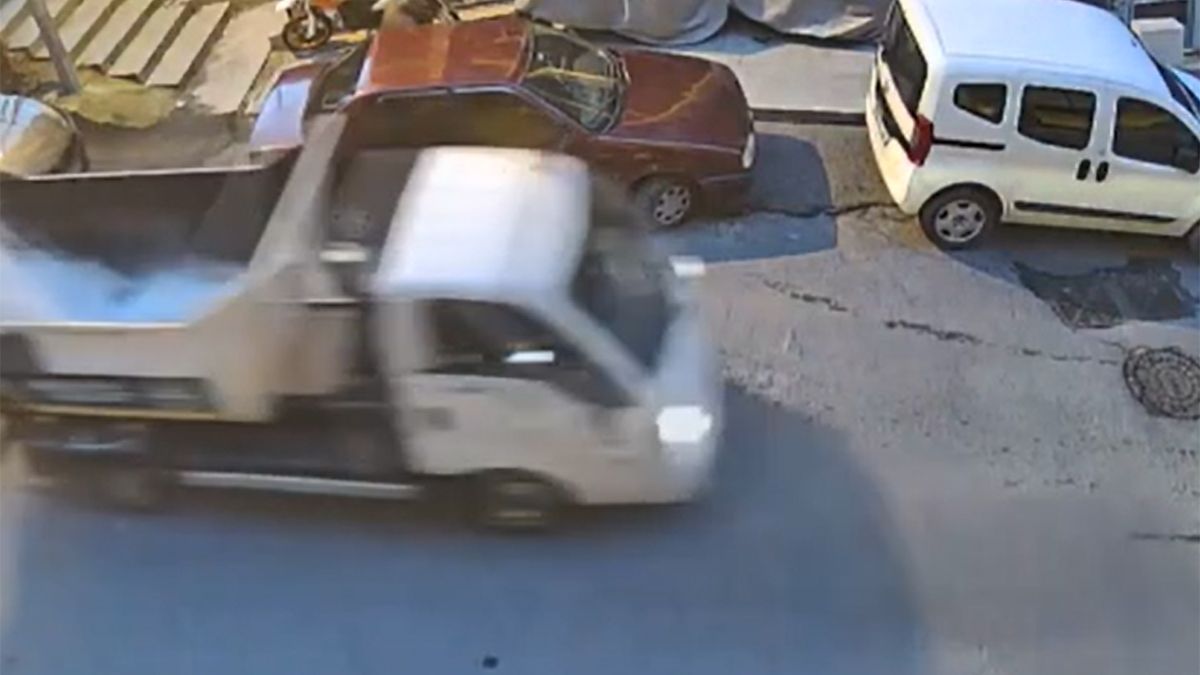 İstanbul Eyüpsultan'da çöp kamyoneti duvara çarptı: 1 yaralı