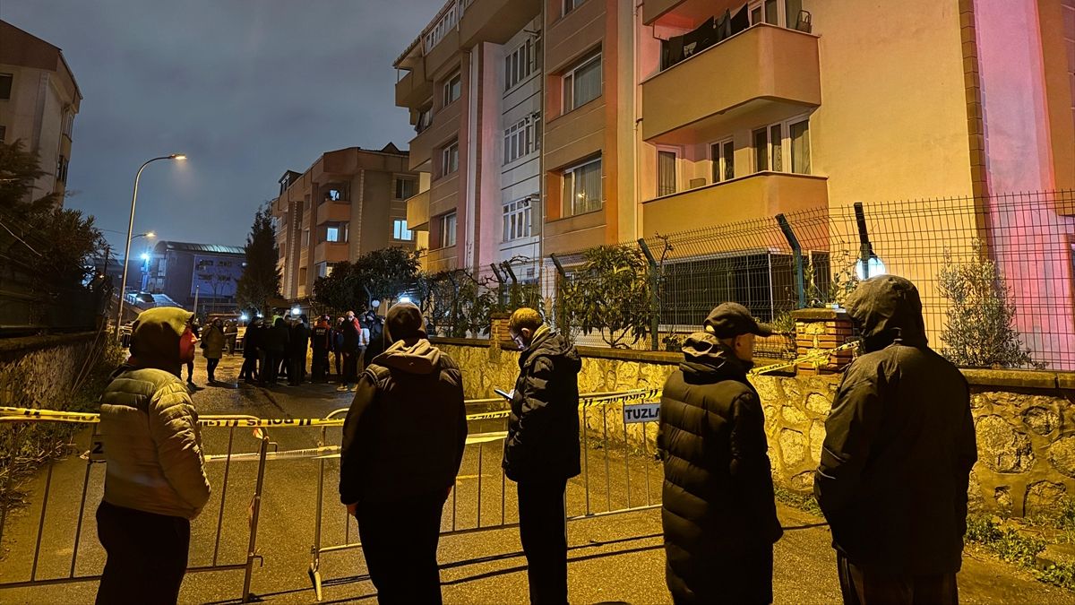 İstanbul Tuzla'da duvarlarında çatlaklar oluşan bina boşaltıldı