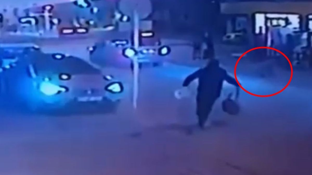 Bursa'da topu yola kaçan çocuğa hafif ticari araç çarptı