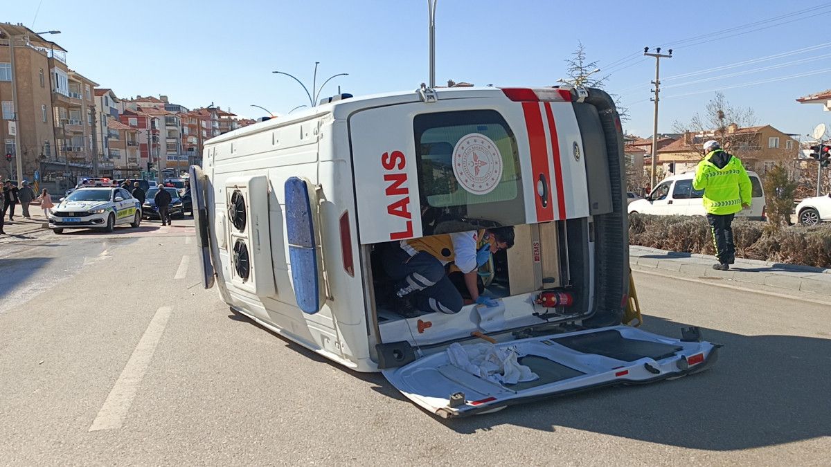 Karaman'da otomobil ambulansa çarptı: 6 yaralı
