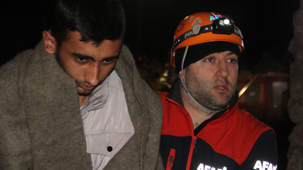 Kayseri'de dağda mahsur kalan 4 genç donmak üzereyken kurtarıldı