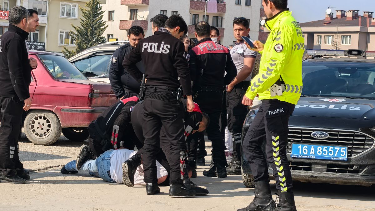 Bursa'da alkollü sürücü otomobilde sızdı: Polisleri tehdit edip küfürler yağdırdı