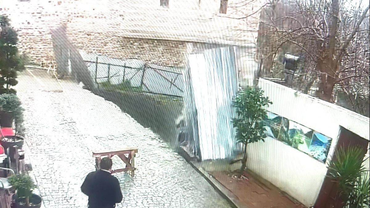 İstanbul'da toprak kayması: Yol çöktü