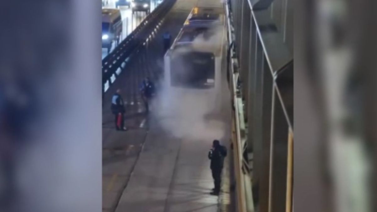 Avcılar'da dumanlar yükselen metrobüs boşaltıldı