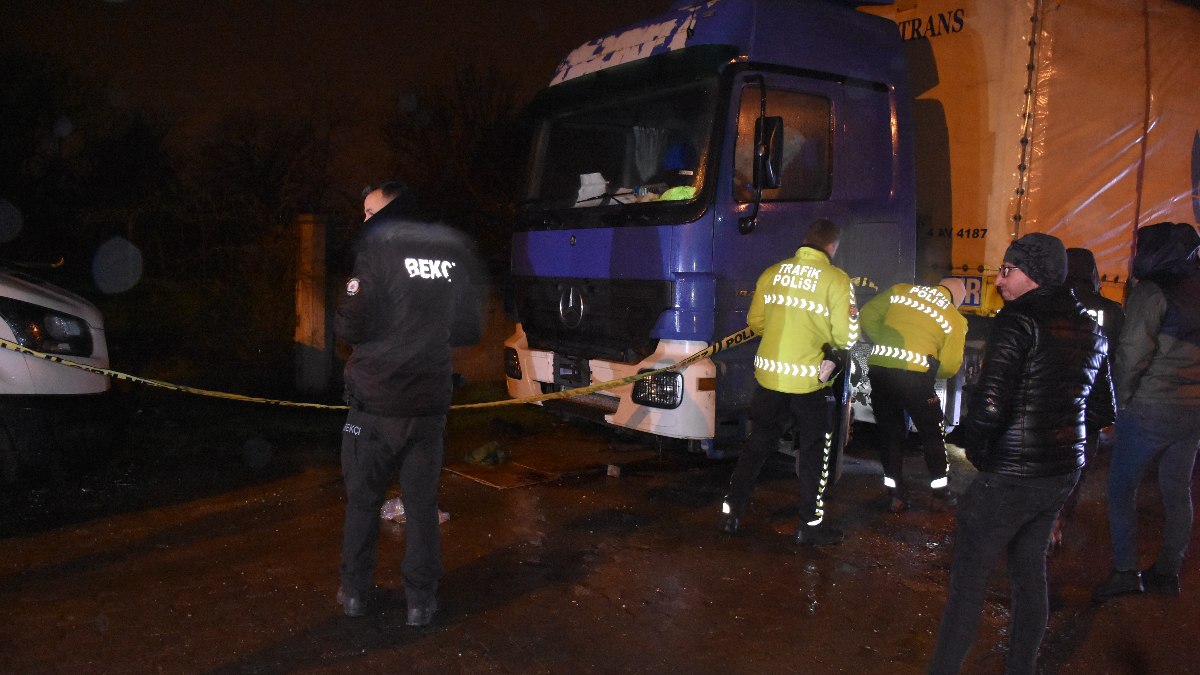 Sakarya'da tırı tamir etmek isterken kupanın altında kaldı