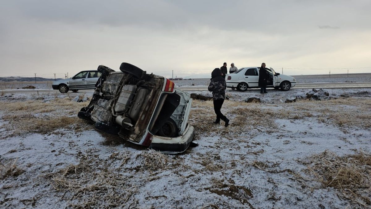 Bitlis'de otomobil şarampole yuvarlandı