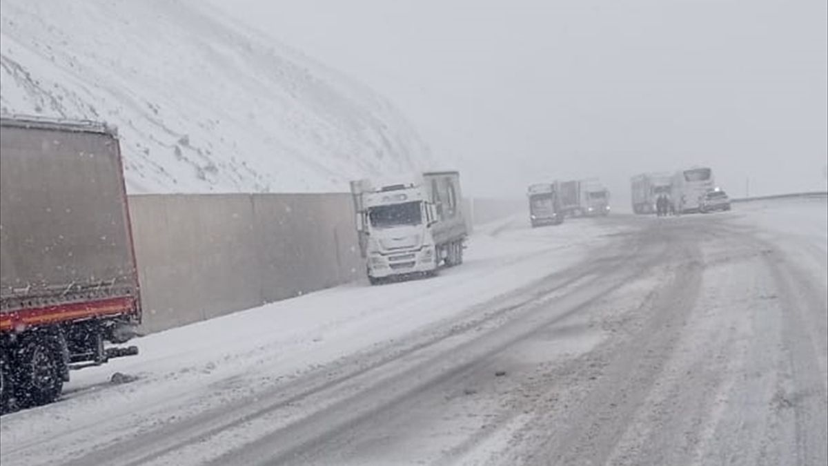 Yurt genelinde kar esareti: Erzincan'da araçlar mahsur kaldı