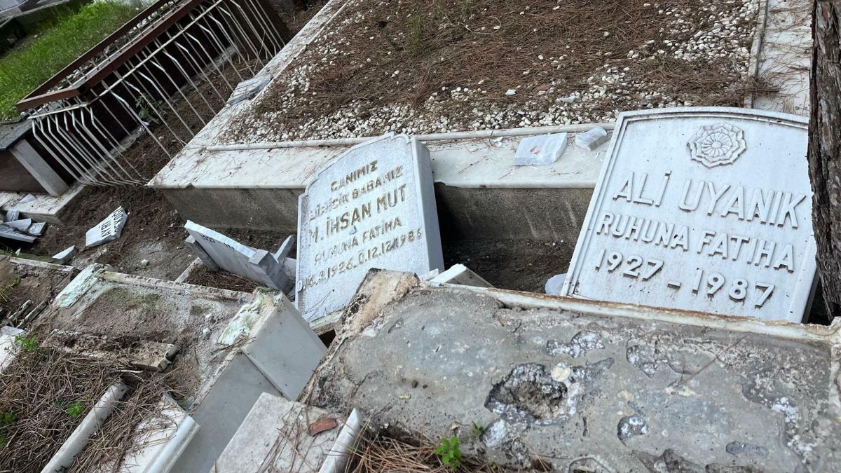 İzmir'de mezarlığı talan ettiler: Şehit mezarına bile saldırdılar