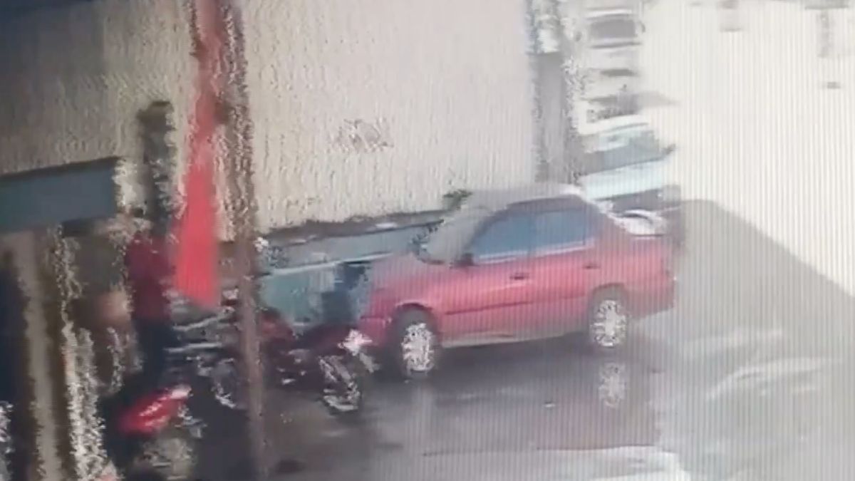 Mersin'de görünmez kaza kamerada: 3 kardeşe çarptı