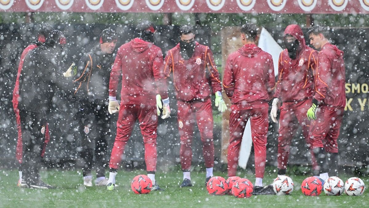 Galatasaray, kar yağışı altında hazırlıklarını noktaladı