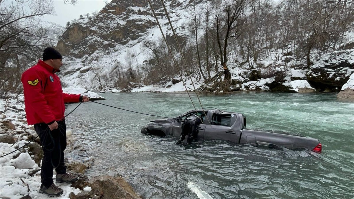 Tunceli'de çaya uçan aracın sürücüsü yaralandı