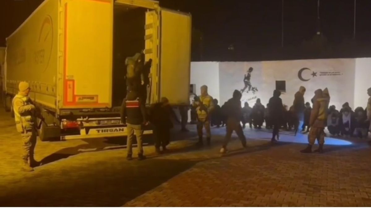 Van'da 69 kaçak göçmen, tırda yakalandı