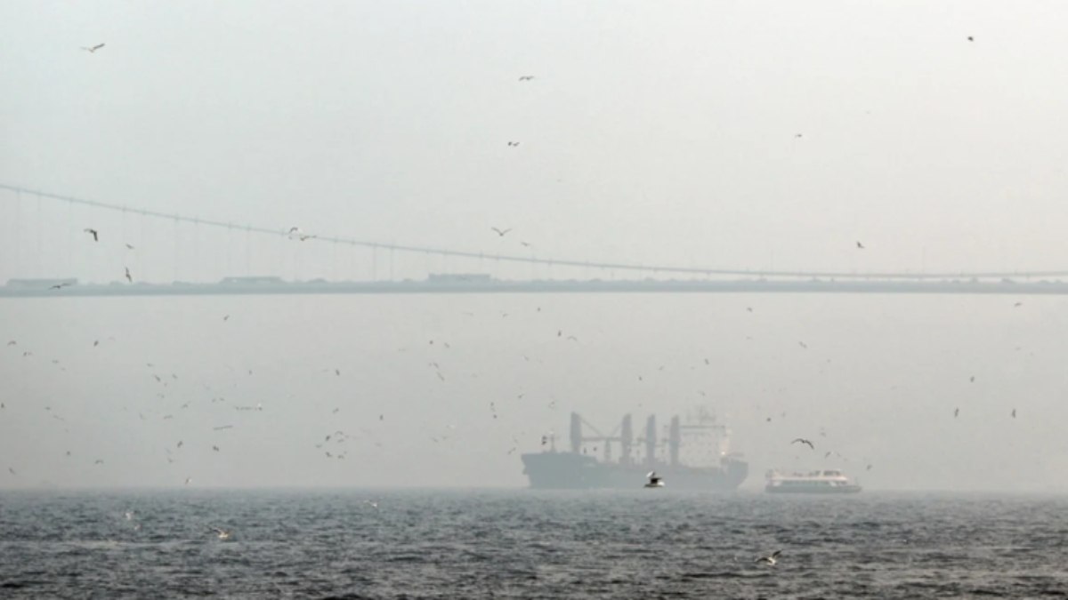 İstanbul Boğazı'nda gemi trafiğine sis engeli