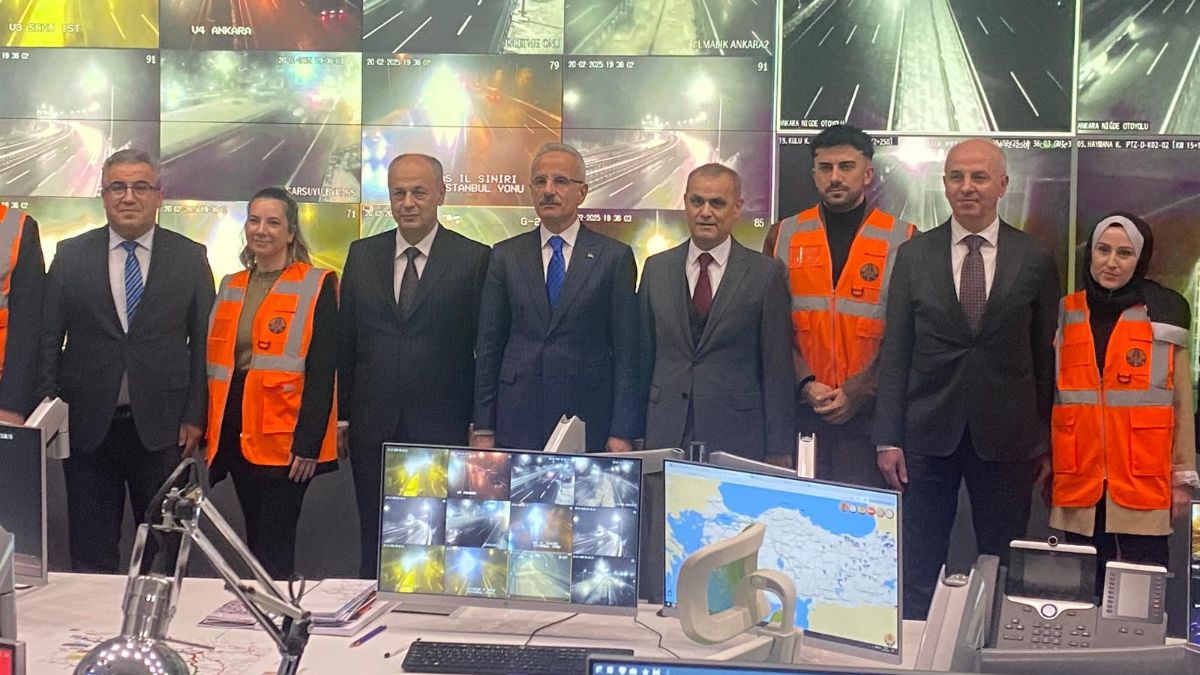 Ulaştırma ve Altyapı Bakanı Uraloğlu, Akıllı Ulaşım Sistemleri Merkezi'ni ziyaret etti
