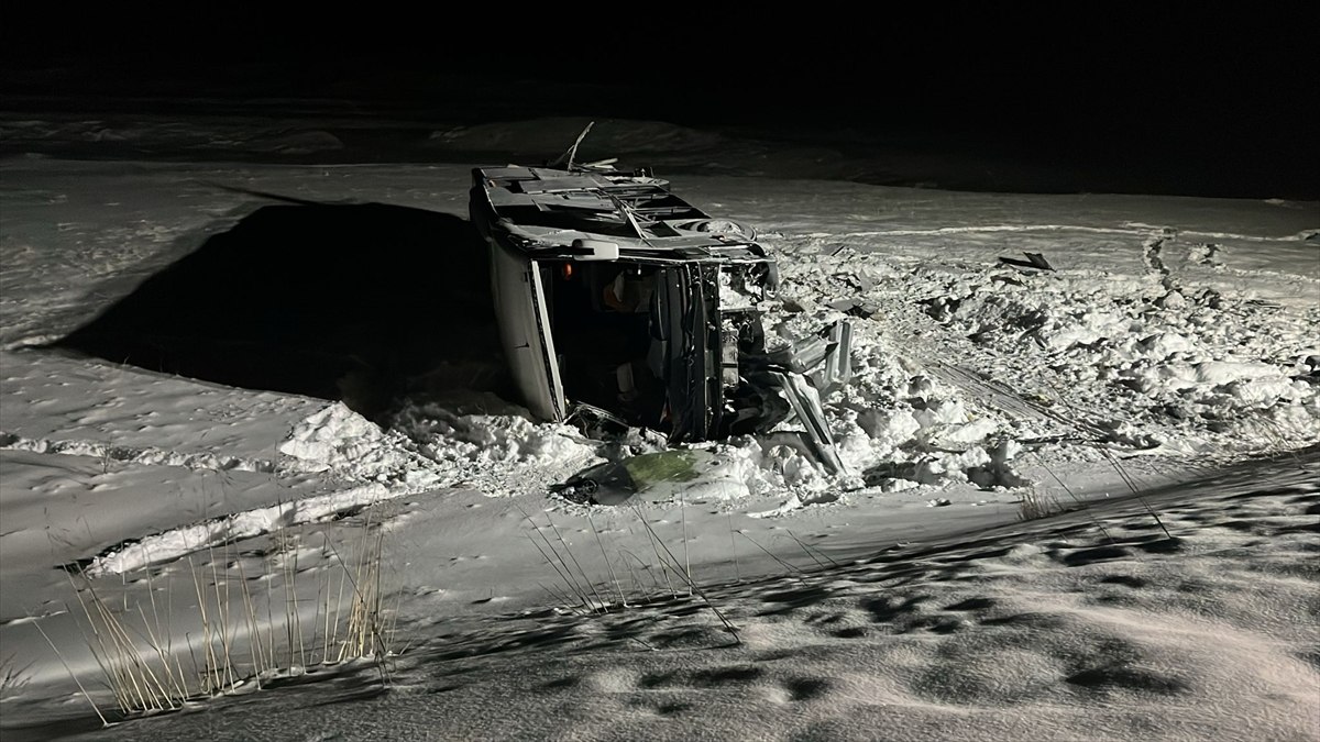 Erzurum'da yolcu otobüsü araziye devrildi