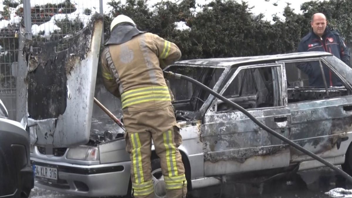 İstanbul'da yanan otomobile yangın söndürme tüpüyle müdahale edildi