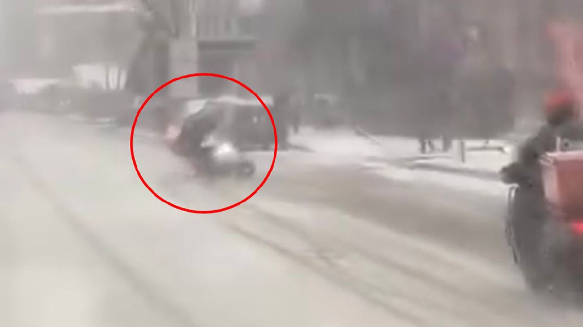 Bursa'da motokuryeler karlı yolda zor anlar yaşadı