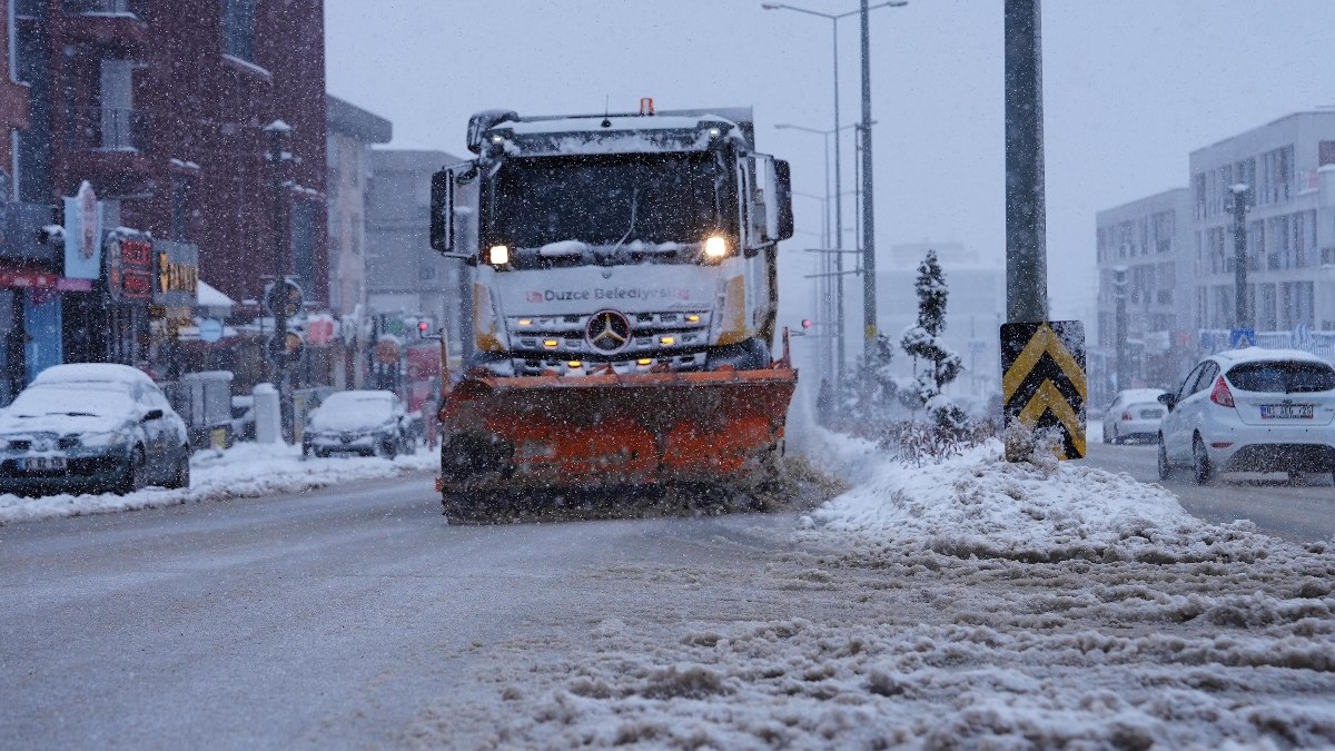 Düzce’de 148 personel, 53 araç aralıksız çalışıyor