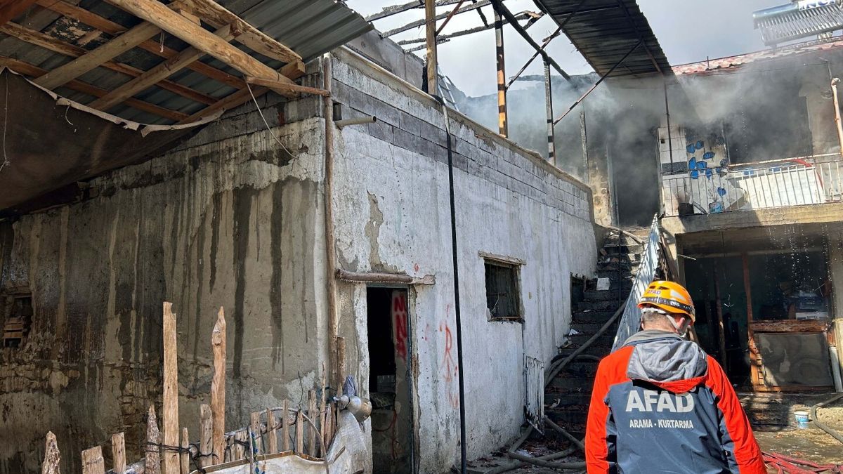 Uşak’ta ev yangınında 1 kişi öldü, 1 kişi dumandan etkilendi