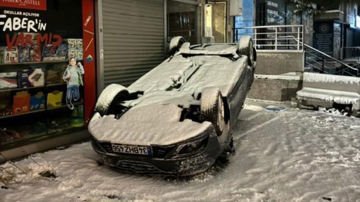 İstanbul Beylikdüzü’nde kar küreme aracının çarptığı otomobil ters döndü